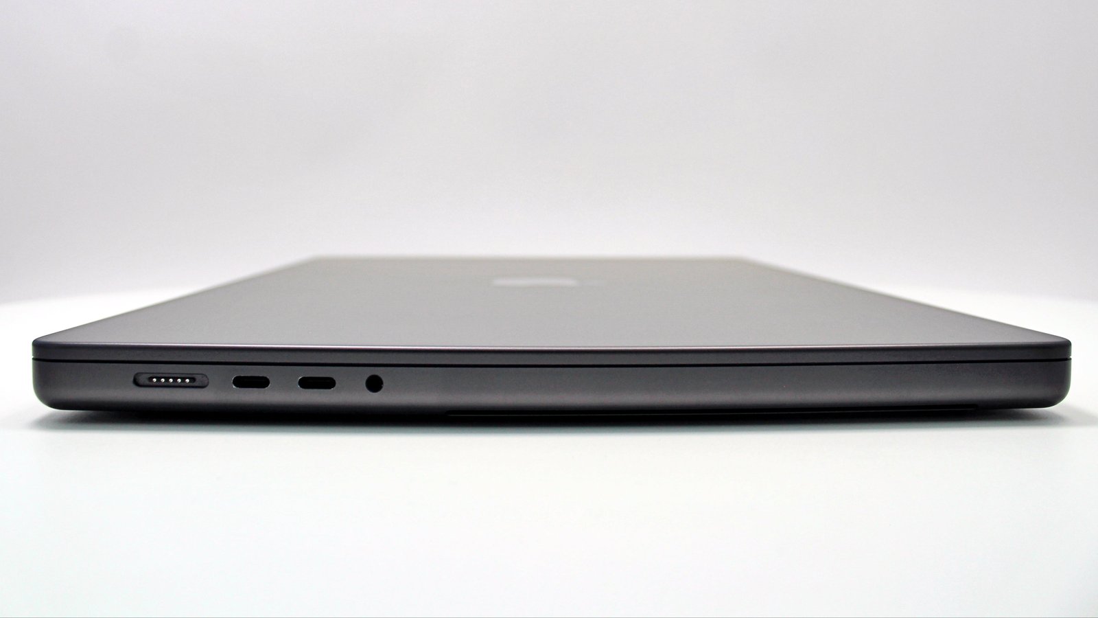 MacBook Pro (2023) 16-inch – Apple M3 Max 30-Core GPU – 36GB RAM 512GB SSD | Space Black - Image 7