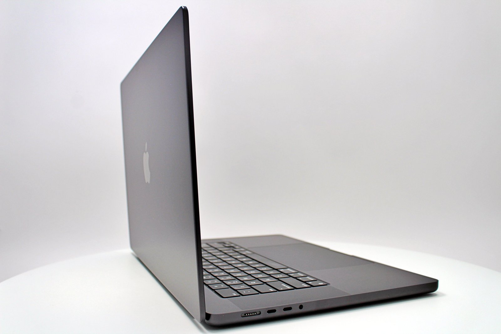 MacBook Pro (2023) 16-inch – Apple M3 Max 30-Core GPU – 36GB RAM 512GB SSD | Space Black - Image 4