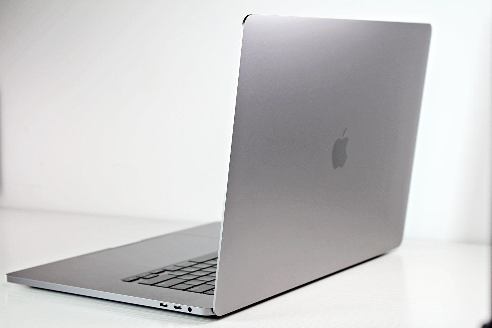 MacBook Pro (2019) 16-Inch - 2.3GHz Core i9 - 5500M - 32GB - 2TB SSD - Space Grey - Image 6